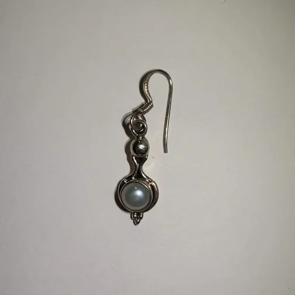 Silver Pearl Earrings. - Picture 3 of 3